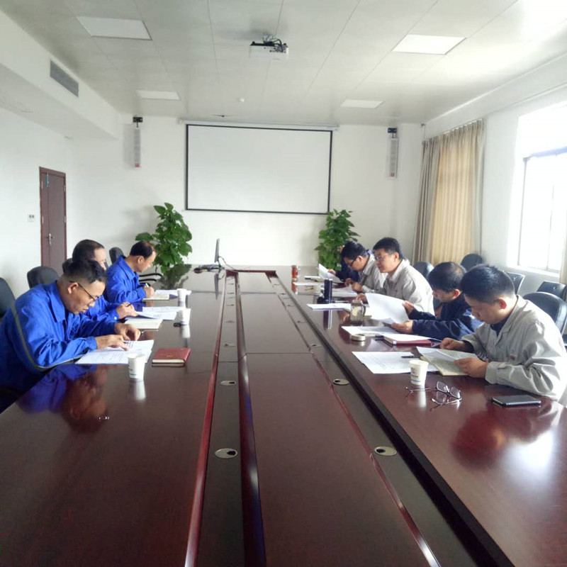 公司党委召开中心组（扩大）学习