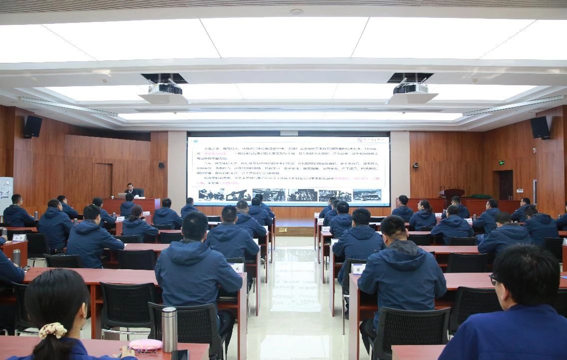 何齐书为青年后备人才第二期培训班学员进行授课